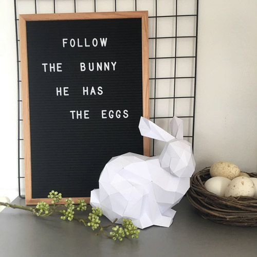 С этим бумажным кроликом вы складываете действительно классное пасхальное украшение, которое вы можете украсить на столе в гостиной, на подоконнике или на небольшом столике с тюльпанами и пасхальными яйцами